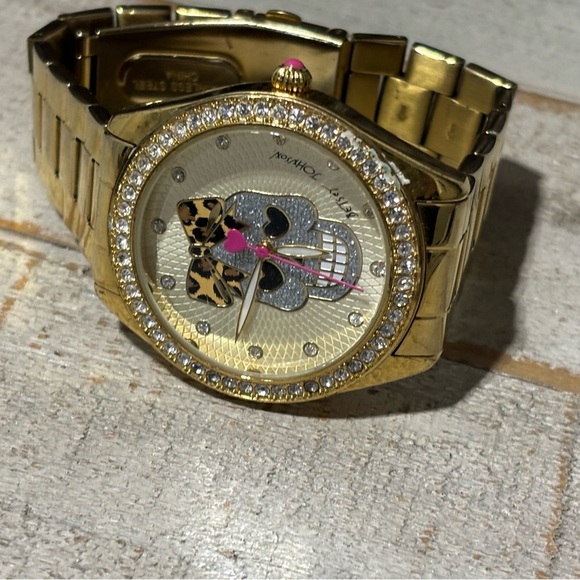 ❤️Betsey Johnson Gold Sugar Skull Watch - Picture 4 of 5